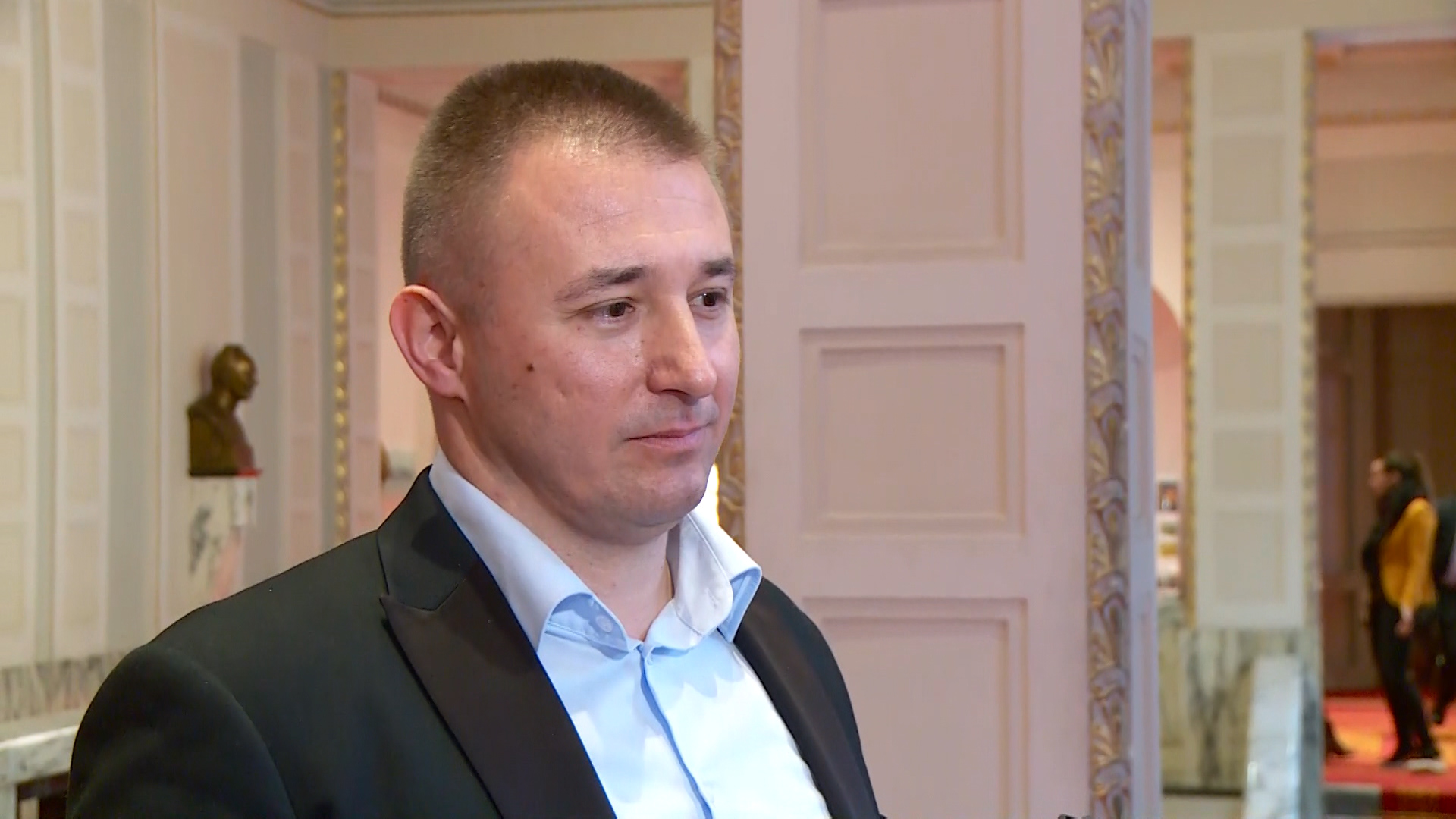 zg-live 5-1255-100217-mb.Still002