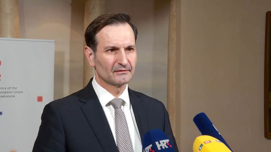 zg-live u-1055-040320.10_59_30_04.Still001