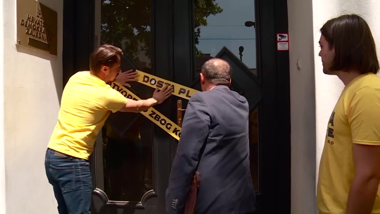 Živi zid na ulaz u središnjicu HDZ-a nalijepio natpis "Dosta pljačke"