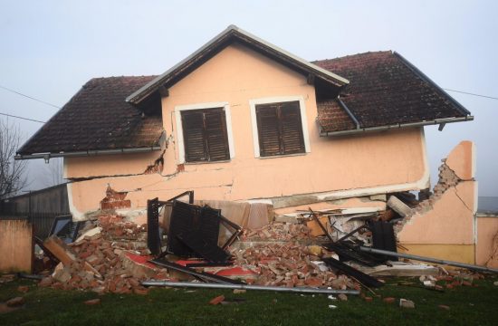 glina, srušena kuća, potres