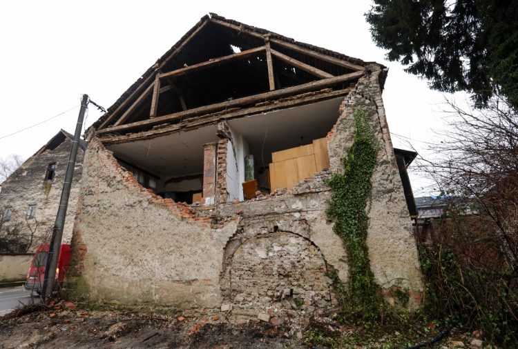 potres, glina, srušena kuća