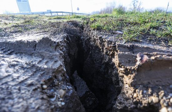 Oštećen most i nasip kod Siska nakon potresa