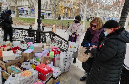 žene jače od potresa, humanitarna akcija, potres, petrinja, glina, pomoć, pokloni,