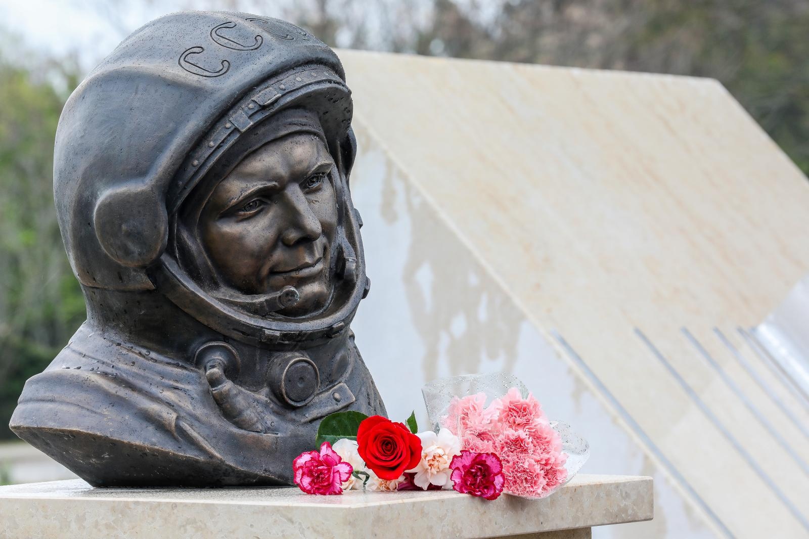 Установили бюст. Бюст Гагарина в Сербии. Гагарин бюст СССР. Памятник Гуменюку бюст. Бюст Юрий Гагарин СССР 14 см.