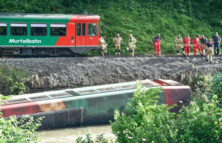 Austrija, vlak, nesreća, pad vlaka u rijeku
