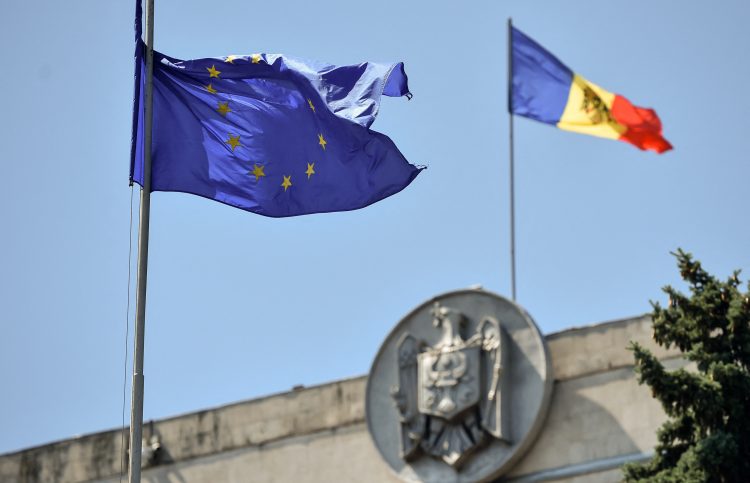 moldavija, moldavska zastava, parlament,