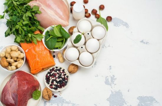 proteini, hrana bogata proteinima, jaja, meso, kikiriki, lješnjak, orasi, bosiljak, losos