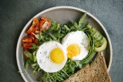jaja, jaje na oko, doručak, rajčica, avokado, zelena salata