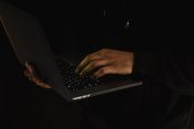 laptop, društvene mreže, haker, prijevara, online prevara