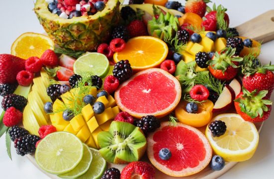 voće, ananas, naranče, vitamini, maline, borovnice, limun, kivi, limeta, jagode, kupine
