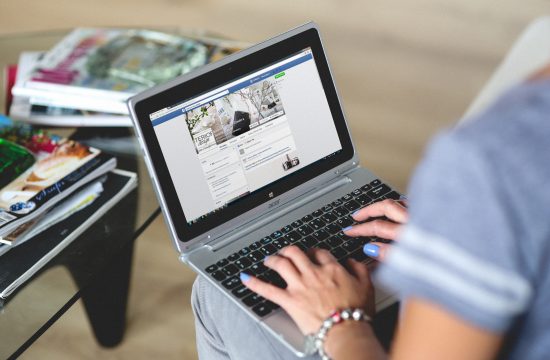 facebook, aplikacija, laptop, kompjuter, surfanje, društvene mreže, internetska prijevara