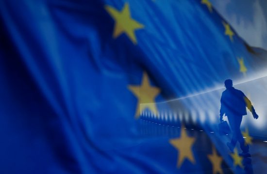 REUTERS/Michele Tantussi/Ilustracija Zastava Europske unije u krupnom planu kroz koju se prozire čovjek