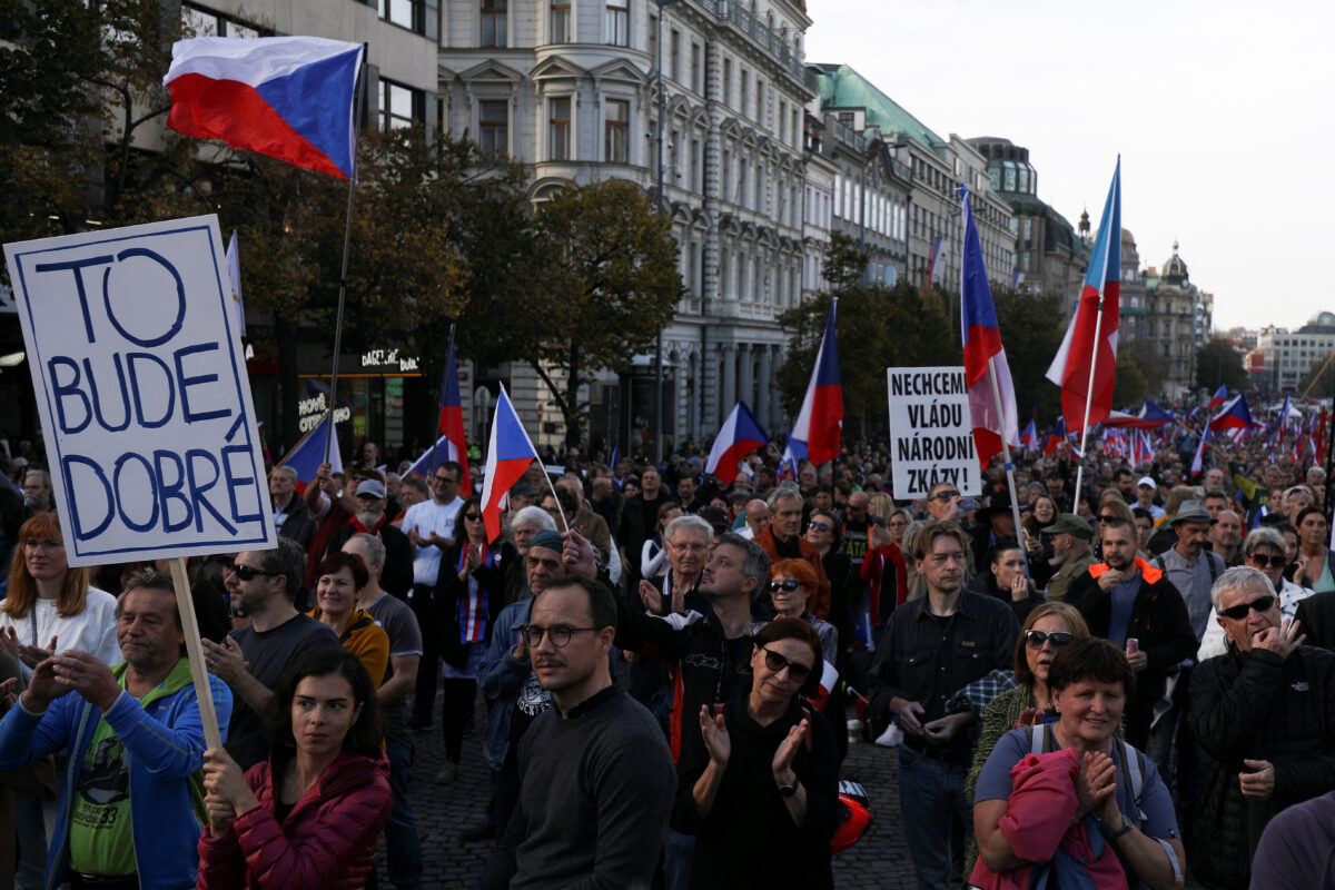 Жители выступили против. Митинг в Праге 2022. Протесты в Чехии. Демонстрация в Чехии. Европа люди.