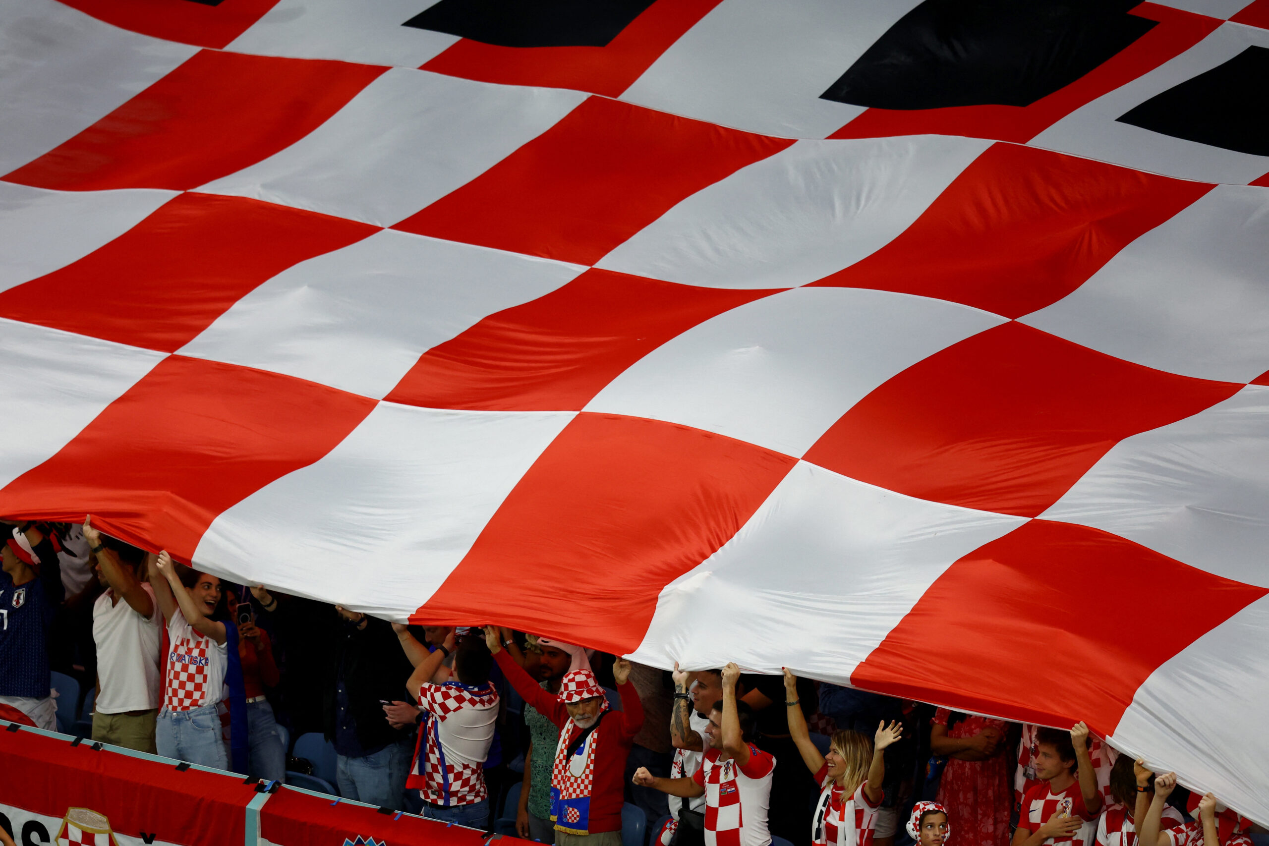 FOTO Hrvatski navijači razvili gigantsku zastavu na stadionu u Kataru - N1