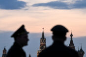 Rusi stoje ispred katedrale Sv. Bazilija prije Dana pobjede u Moskvi