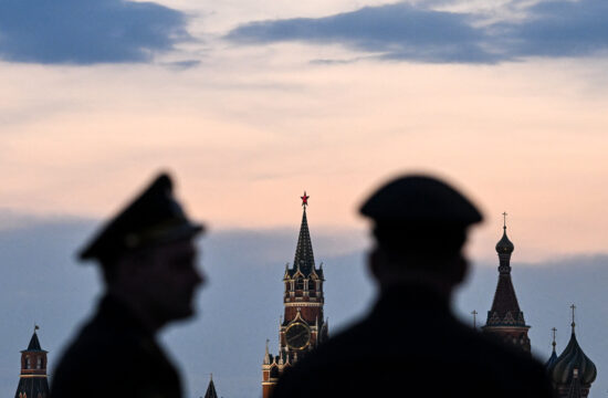 Rusi stoje ispred katedrale Sv. Bazilija prije Dana pobjede u Moskvi