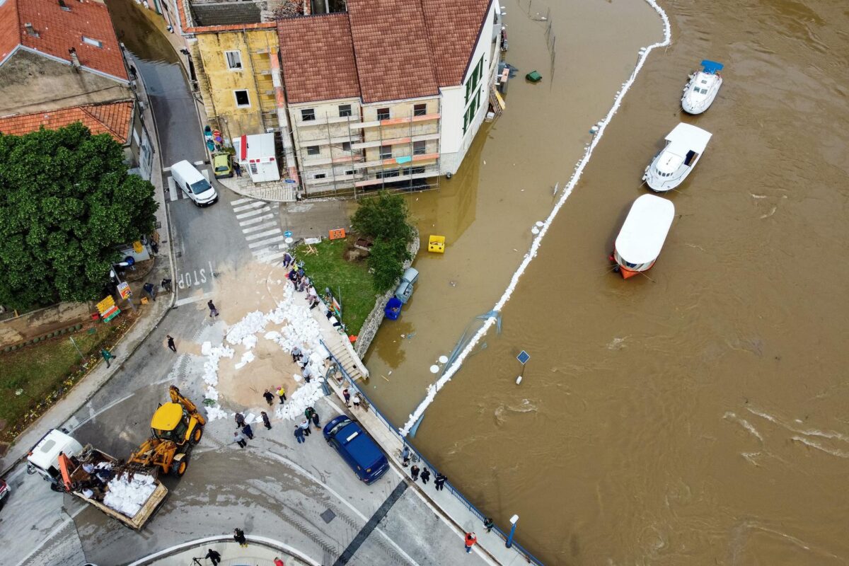 Vodostaji Rijeka Rastu, Dio Stanovnika Evakuiran. Stiže Još Oborina! - N1