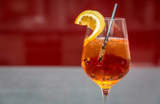 Kako napraviti Aperol Spritz? Recept za popularni ljetni koktel.