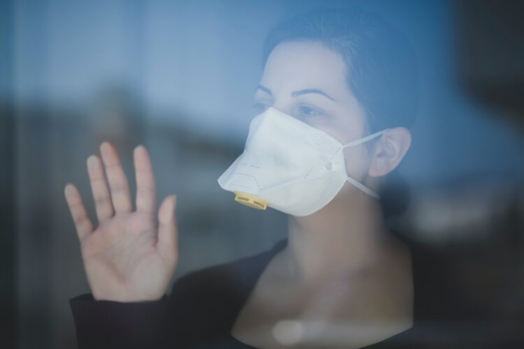 Žena s maskom u vrijeme pandemije