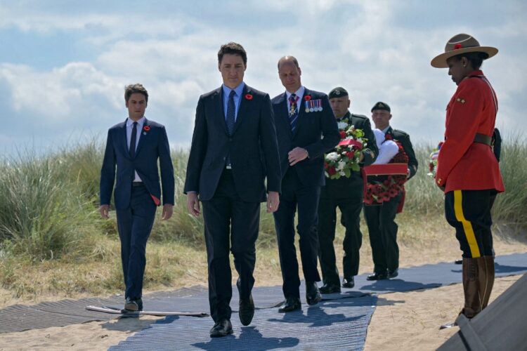 Francuski premijer Gabriel Attal, kanadski premijer Justin Trudeau i britanski princ William, princ od Walesa prolaze pored kanadskog "Mountieja" u blizini pješčanih dina duž plaže Juno tijekom kanadske komemorativne ceremonije kojom se obilježava 80. godišnjica "Dan D"