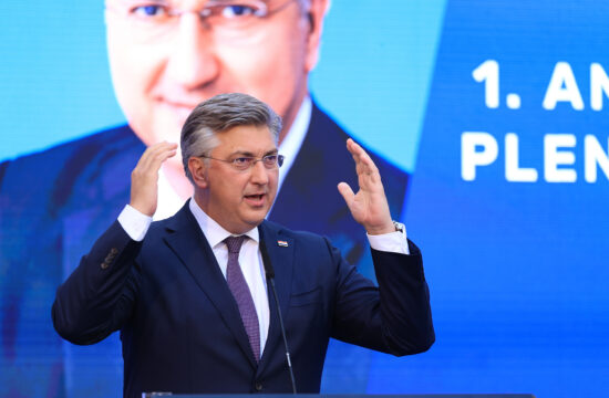 Predsjednik HDZ-a Andrej Plenkovic zajedno s ostalim kandidatkinjama i kandidatima na europskim izborima nazocio zavrsnom predizbornom skupu HDZ-a.