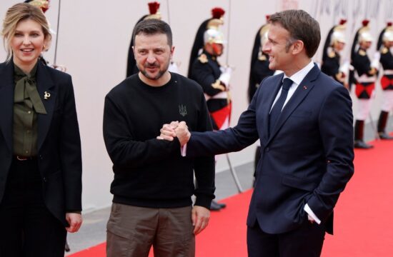 Ludovic MARIN / POOL / AFP) Francuski predsjednik Emmanuel Macron i ukrajinski predsjednik Volodimir Zelenski se rukuju na 80. obljetnici Dana D u Normandiji