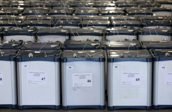 REUTERS/Clodagh Kilcoyne Prazne glasačke kutije koje se koriste za glasanje za Europski parlament u izbornom skladištu, prije distribucije na biračka mjesta, u Dublinu, Irska