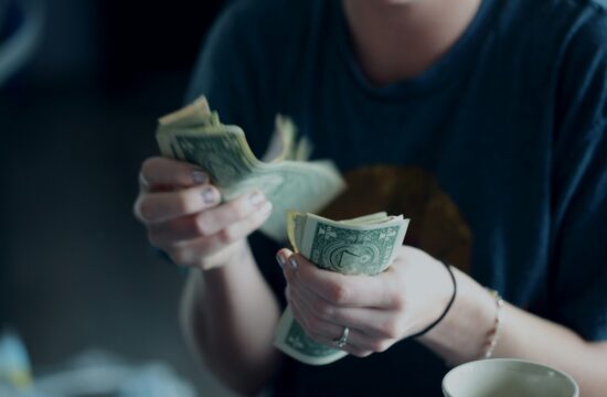 Žena broji novčanice dolara