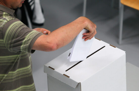 birač ubacuje listić u glasačku kutiju