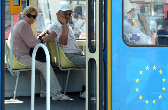 umirovljenici u tramvaju