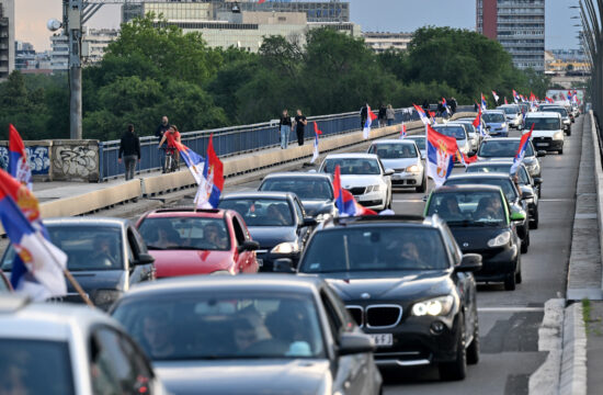 kolona automobila sa srpskim zastavama
