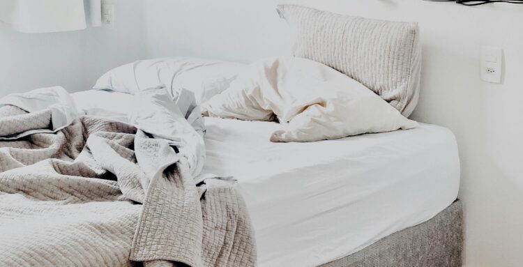 krevet i razbacana posteljina