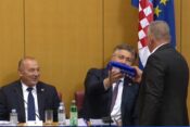 Miro Bulj premijeru Andreju Plenkoviću poklonio igračku autobus