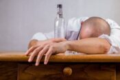 Alkoholizirani muškarac spava