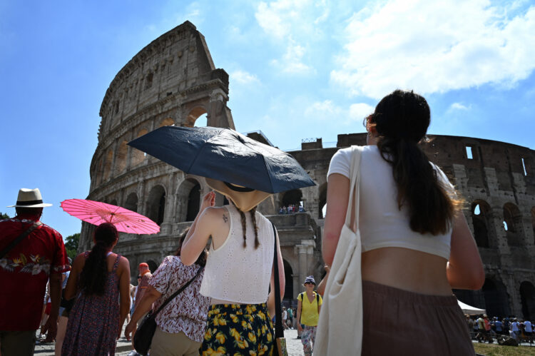 turisti kod Koloseuma u Rimu