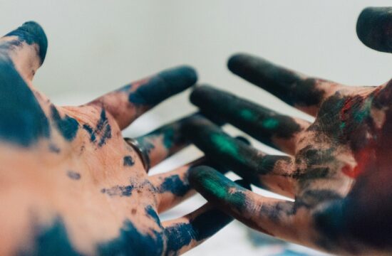 ruke umazane bojom za slikanje