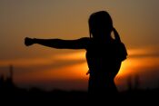 žena vježbe karate u sumrak
