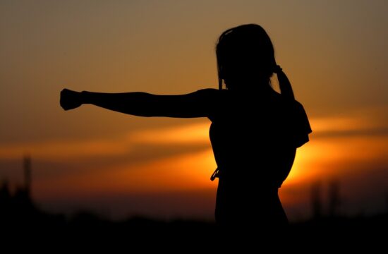 žena vježbe karate u sumrak
