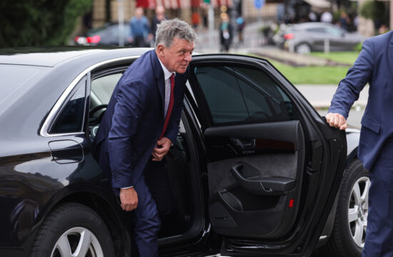 Glavni državni odvjetnik Ivan Turudić izlazi iz automobila