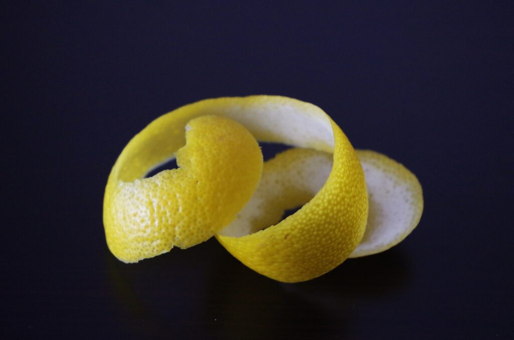 Naribajte koricu limuna koju ćete iskoristiti kao začin.