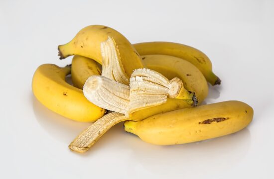 Unutrašnjost kore od banane savršen je čistač cipela kao i biljaka.