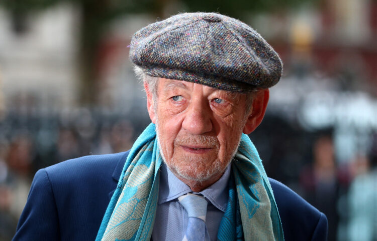 Britanski glumac Ian McKellen oporavlja se nakon pada s pozornice u Londonu.