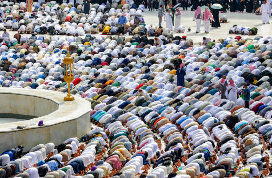 Muslimani se klanjaju na hodočašću