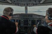 Piloti upravljaju zrakoplovom