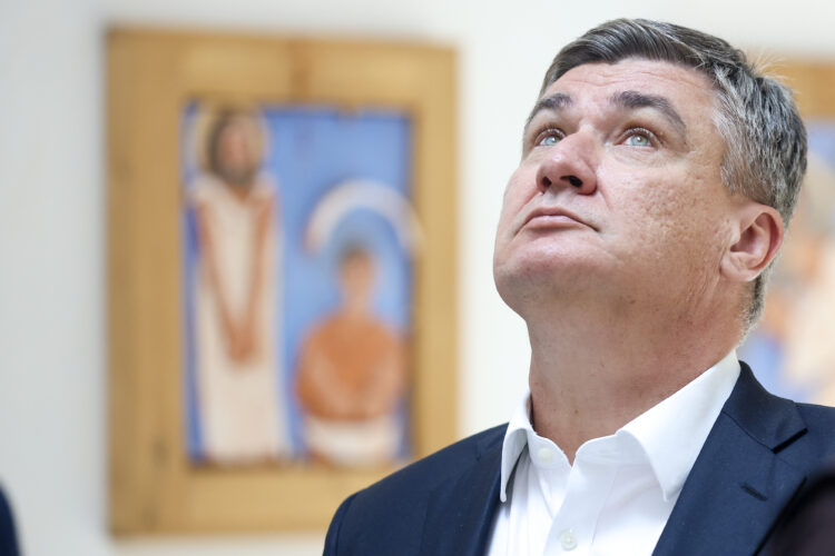 predsjednik RH Zoran Milanović gleda u strop