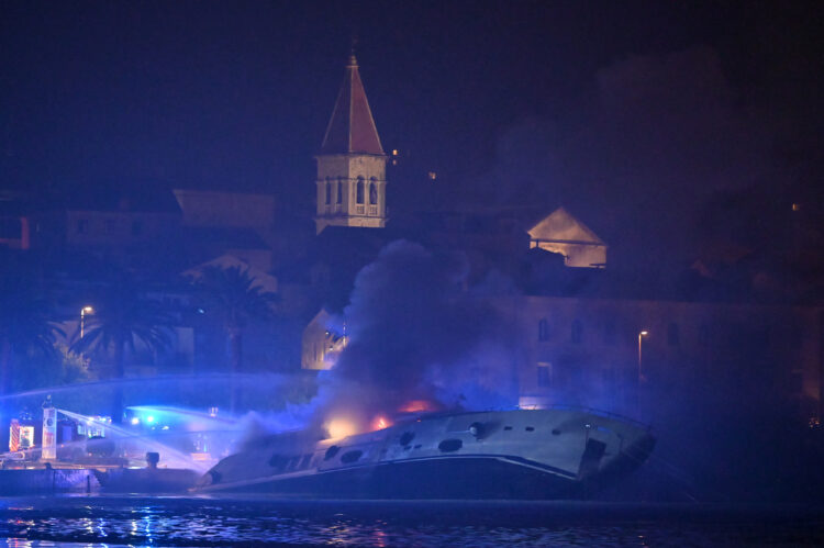 U Makarskoj izgorjela jahta poznatog bosansko-hercegovačkog tajkuna, građani lupanjem probudili posadu