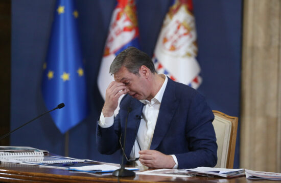 Aleksandar Vučić se prima za glavu