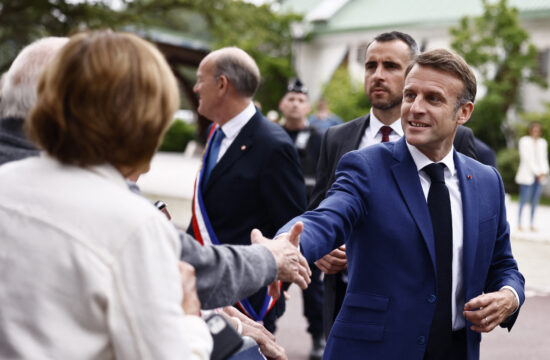 Emmanuel Macron se rukuje