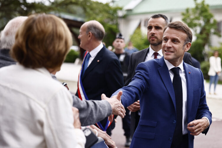 Emmanuel Macron se rukuje