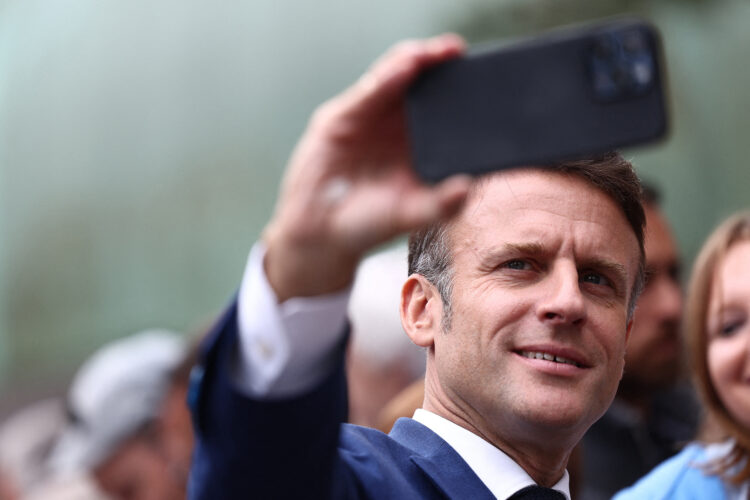 francuski predsjednik Emmanuel Macron okida selfie